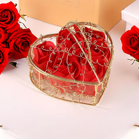 Coffret métal doré avec 6 roses rouges de savon – Cadeau élégant