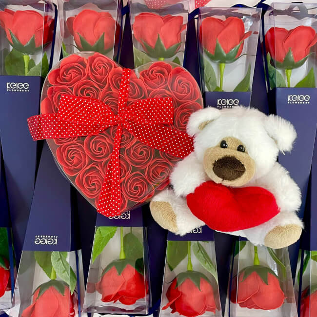Image 1 Big Pack Amour!24 Roses rouges de Savon+Peluche Nounours Coeur+Rose Rouge de Savon By Livrer un Ballon