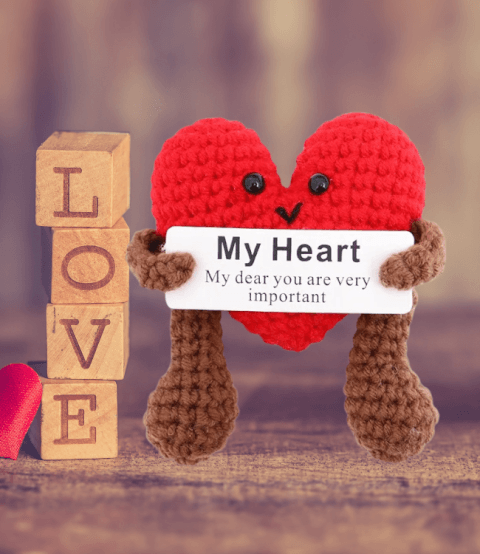 Peluche câline en crochet en forme de cœur