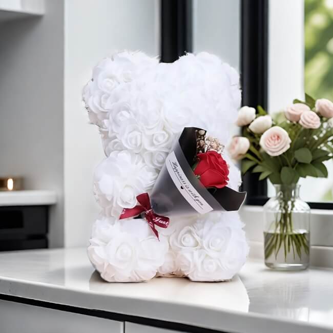 Image 1 Ours en roses de mousse – Blanc avec petite rose rouge – 15 cm x 22 cm