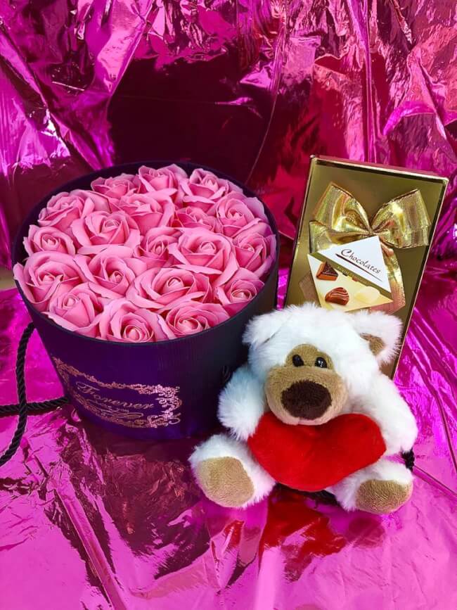 Image 1 Box Forever Love you,Coffret 19 roses de Savon +Ourson Love +Ballotin de Chococat Belge By Livrer un Ballon