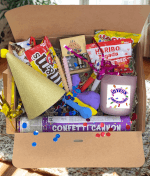 Vignette 1 Box Anniversaire Surprise & Sourires – Le cadeau parfait à offrir à distance