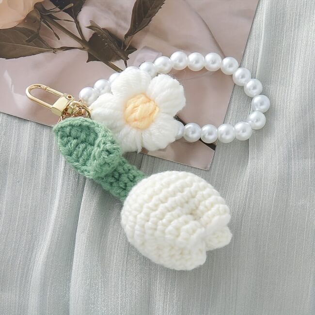 Image 1 Porte-clés en crochet blanc avec fleur de tulipe pastel 