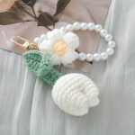 Vignette 1 Porte-clés en crochet blanc avec fleur de tulipe pastel 