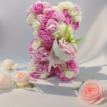 Vignette 1 Ours en roses de mousse blanches et roses – avec petite rose rouge – 22 cm x 15 cm