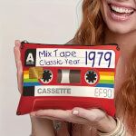 Vignette 1 Trousse de Toilette Vintage 1979 – Cassette Rétro – Cadeau original pour toutes occasions