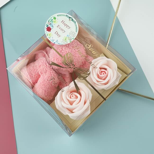 Image 1 Ensemble Cadeau Ourson en Serviette & Fleurs en Savon – Un coffret tendre et raffiné