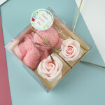 Vignette 1 Ensemble Cadeau Ourson en Serviette & Fleurs en Savon – Un coffret tendre et raffiné