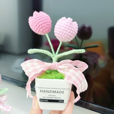 Plante en pot de tulipe faite main au crochet avec nœud rose 