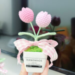 Vignette 1 Plante en pot de tulipe faite main au crochet avec nœud rose 