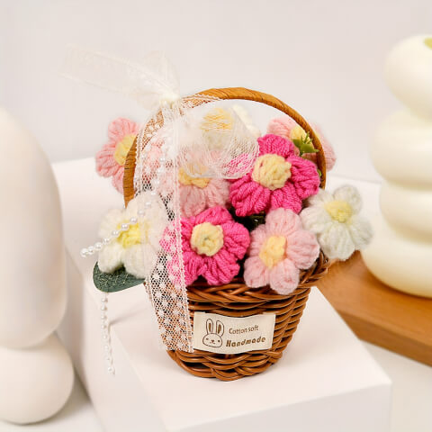 Fleurs en crochet faites à la main dans un panier