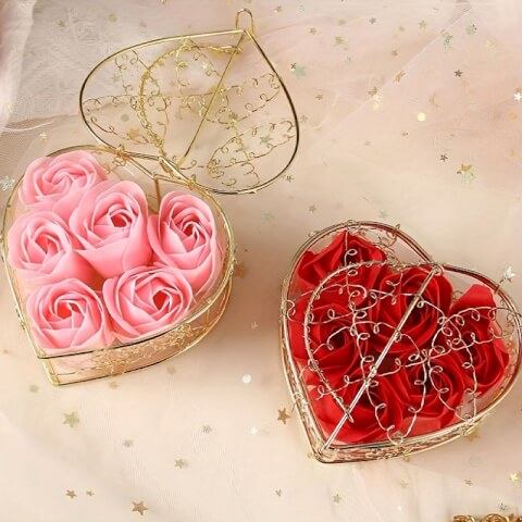Image Coffret métal doré avec 6 roses rouges de savon – Cadeau élégant