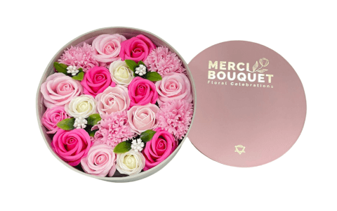 Image Ballon "Bonne Fête" et Bouquet de Fleurs en Savon – Une Surprise Élégante et Parfumée