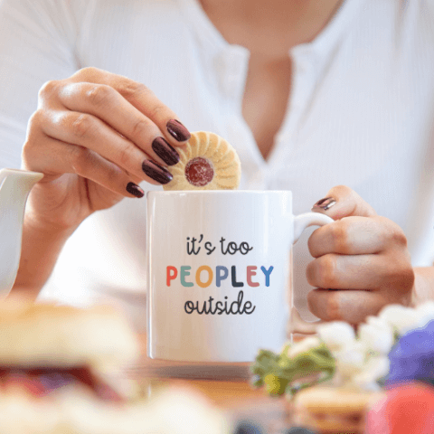 Image Mug "Il y a trop de monde dehors" – Pour les amateurs de tranquillité