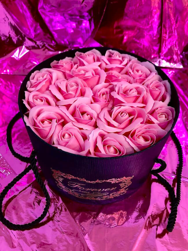 Image 2 Box Forever Love you,Coffret 19 roses de Savon +Ourson Love +Ballotin de Chococat Belge By Livrer un Ballon
