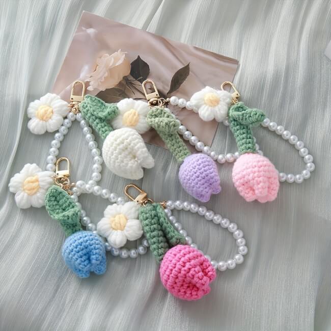 Image 2 Porte-clés en crochet blanc avec fleur de tulipe pastel 