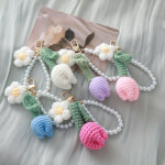 Vignette 3 Porte-clés en crochet blanc avec fleur de tulipe pastel 