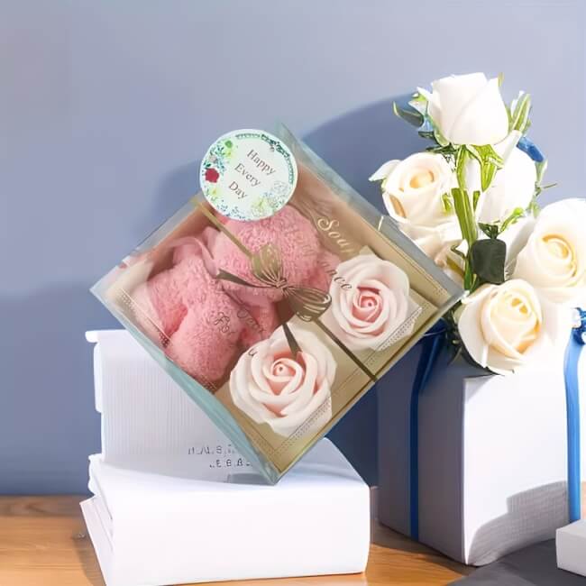 Image 2 Ensemble Cadeau Ourson en Serviette & Fleurs en Savon – Un coffret tendre et raffiné