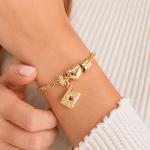 Image Bracelet Charms Doré avec Cœur et Lettre d’Amour