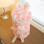 Vignette 3 Bouquet de lapin en peluche avec fleur rose