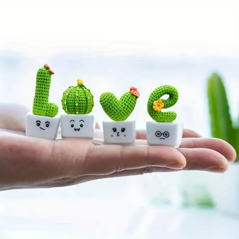 Image Ensemble de 4 Cactus Décoratifs en Résine – Message "Je t’aime"