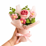 Vignette 3 Bouquet de 3 Ballons Hélium & Bouquet de Fleurs au Crochet – Le Cadeau Surprise Inoubliable
